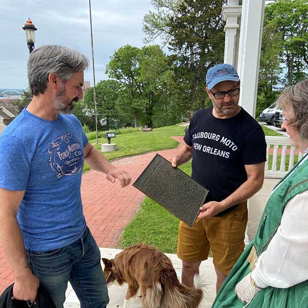 ‘AMERICAN PICKER’ DONATES PLAQUE TO LECLAIRE HOUSE