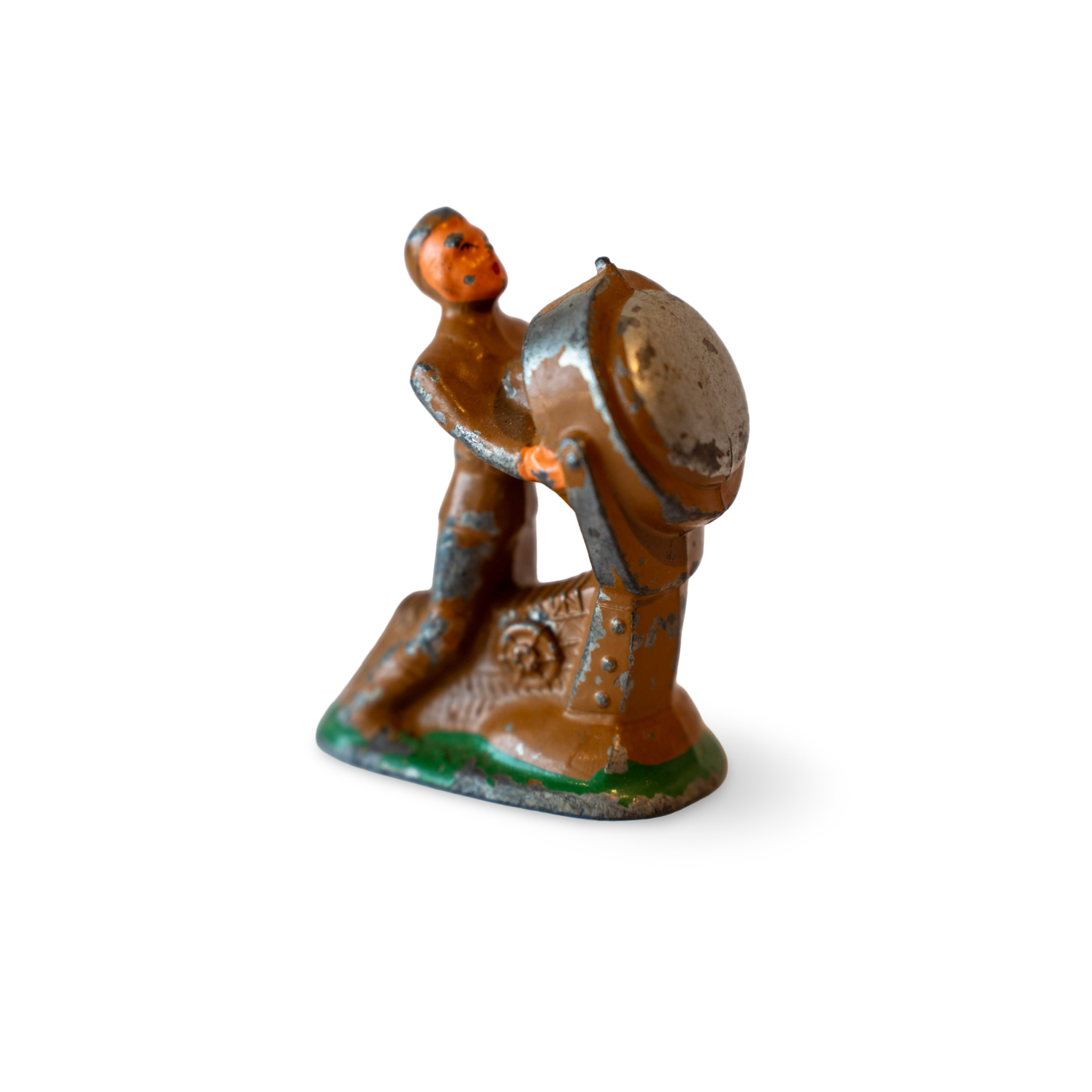 Barclay Manoil LEAD Soldier With Spotlight