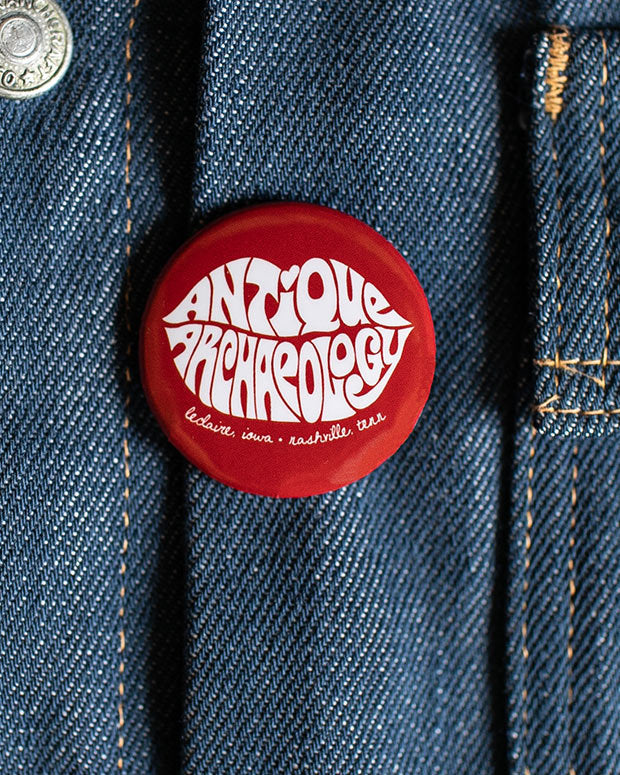 RED LIPS LOGO BUTTON PIN